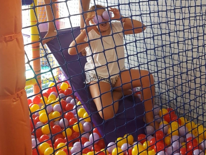 Completa desinfección y aspirado de la piscina de bolas y la cama elástica al finalizar cada fiesta 